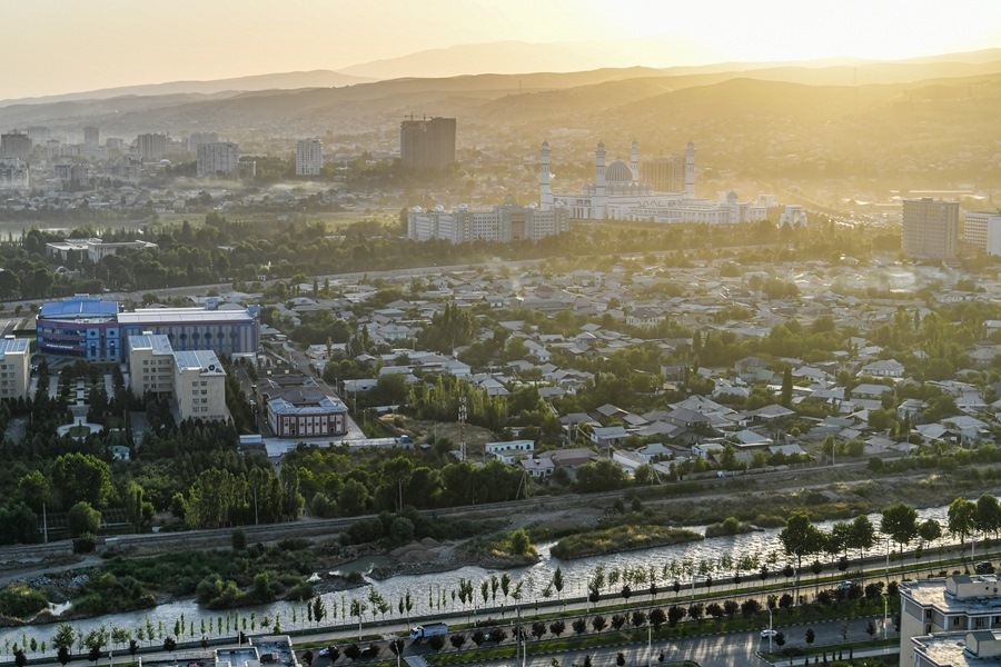 這是2024年6月26日拍攝的塔吉克斯坦首都杜尚別城市風光。新華社記者 曹陽 攝