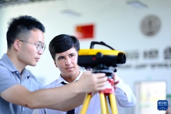 6月14日，在塔吉克斯坦首都杜尚別的魯班工坊，來自天津城市建設(shè)管理職業(yè)技術(shù)學(xué)院的老師（左）指導(dǎo)學(xué)生。新華社記者 鄭開君 攝