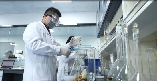 中國科學(xué)院贛江創(chuàng)新研究院科研人員在做實(shí)驗(yàn)。