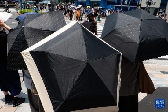 7月4日，人們在日本東京原宿的街道上等待紅綠燈。新華社記者 張笑宇 攝