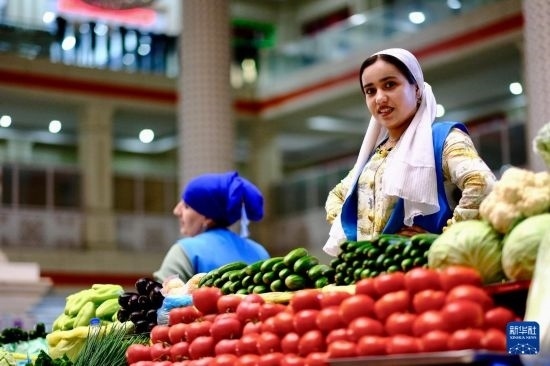 這是6月13日在塔吉克斯坦首都杜尚別大巴扎內(nèi)拍攝的營(yíng)業(yè)者。新華社記者 鄭開君 攝