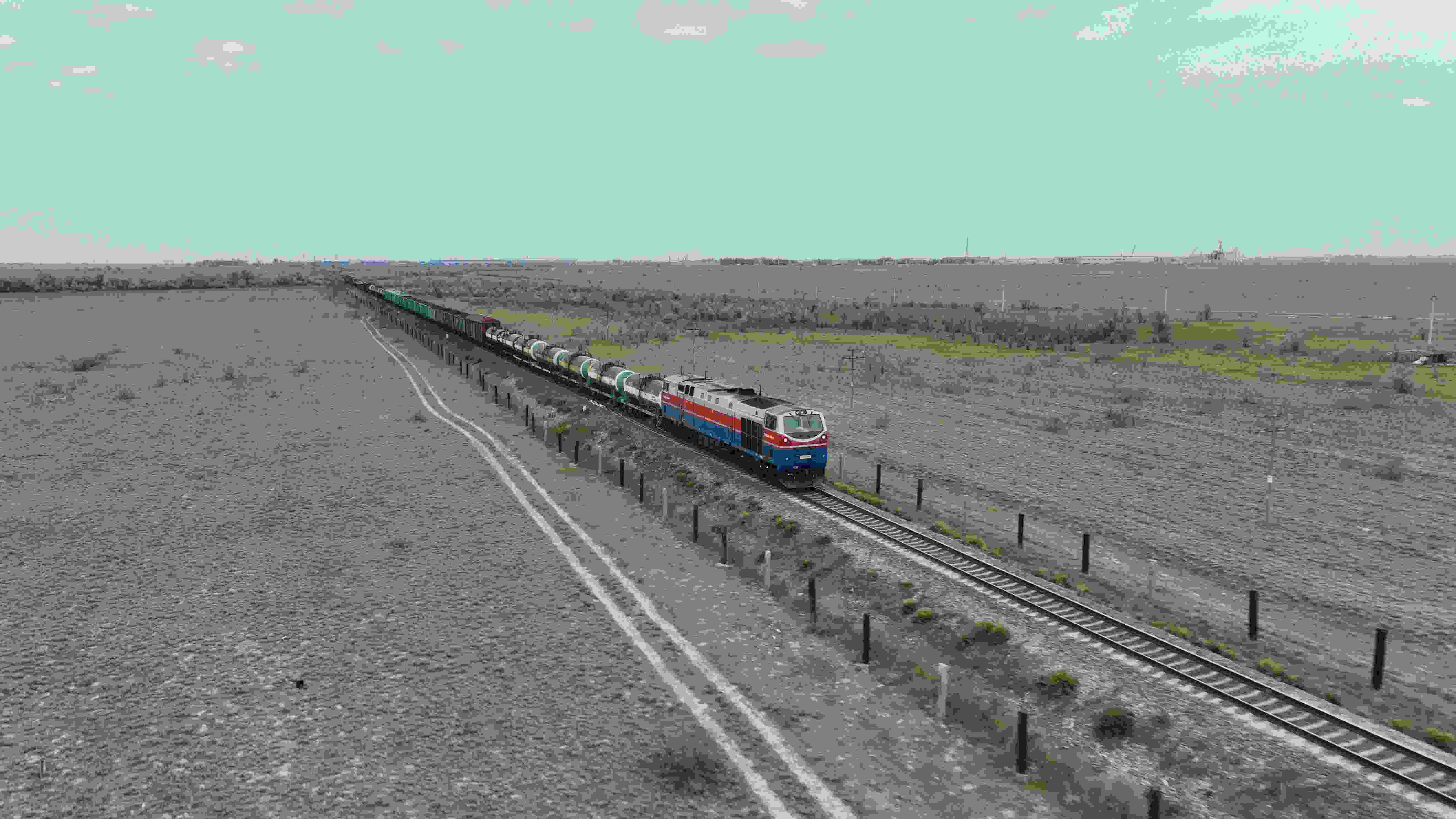 △ 2023年5月12日，在哈薩克斯坦阿拉木圖附近，貨運(yùn)列車(chē)馳騁于阿拉木圖與中國(guó)霍爾果斯間（無(wú)人機(jī)照片）。