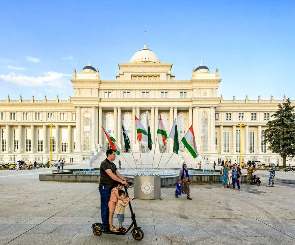 2024年7月1日，人們在塔吉克斯坦議會大樓前的廣場上休閑。