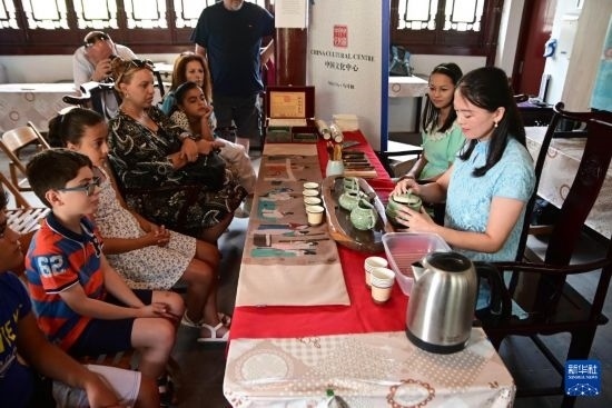 7月4日，在馬耳他桑塔露琪亞市的中國古典園林“靜園”，人們欣賞中國茶藝表演。新華社發(fā)（喬納森·博格 攝）