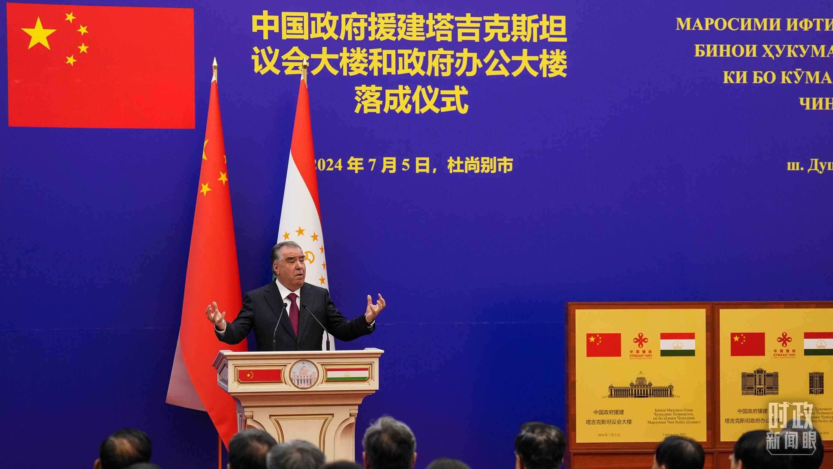 △拉赫蒙總統(tǒng)在落成儀式現(xiàn)場(chǎng)。（總臺(tái)記者李晉拍攝）