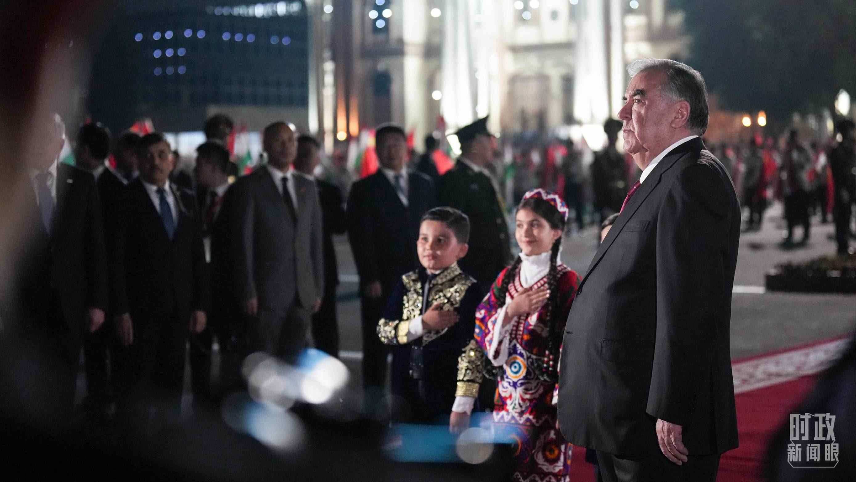 △拉赫蒙總統(tǒng)在機(jī)場(chǎng)迎接習(xí)主席。（總臺(tái)記者李晉拍攝）