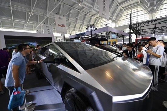 在天津舉行的2024世界智能產(chǎn)業(yè)博覽會上，觀眾在特斯拉展臺參觀（6月22日攝）。新華社記者 李然 攝