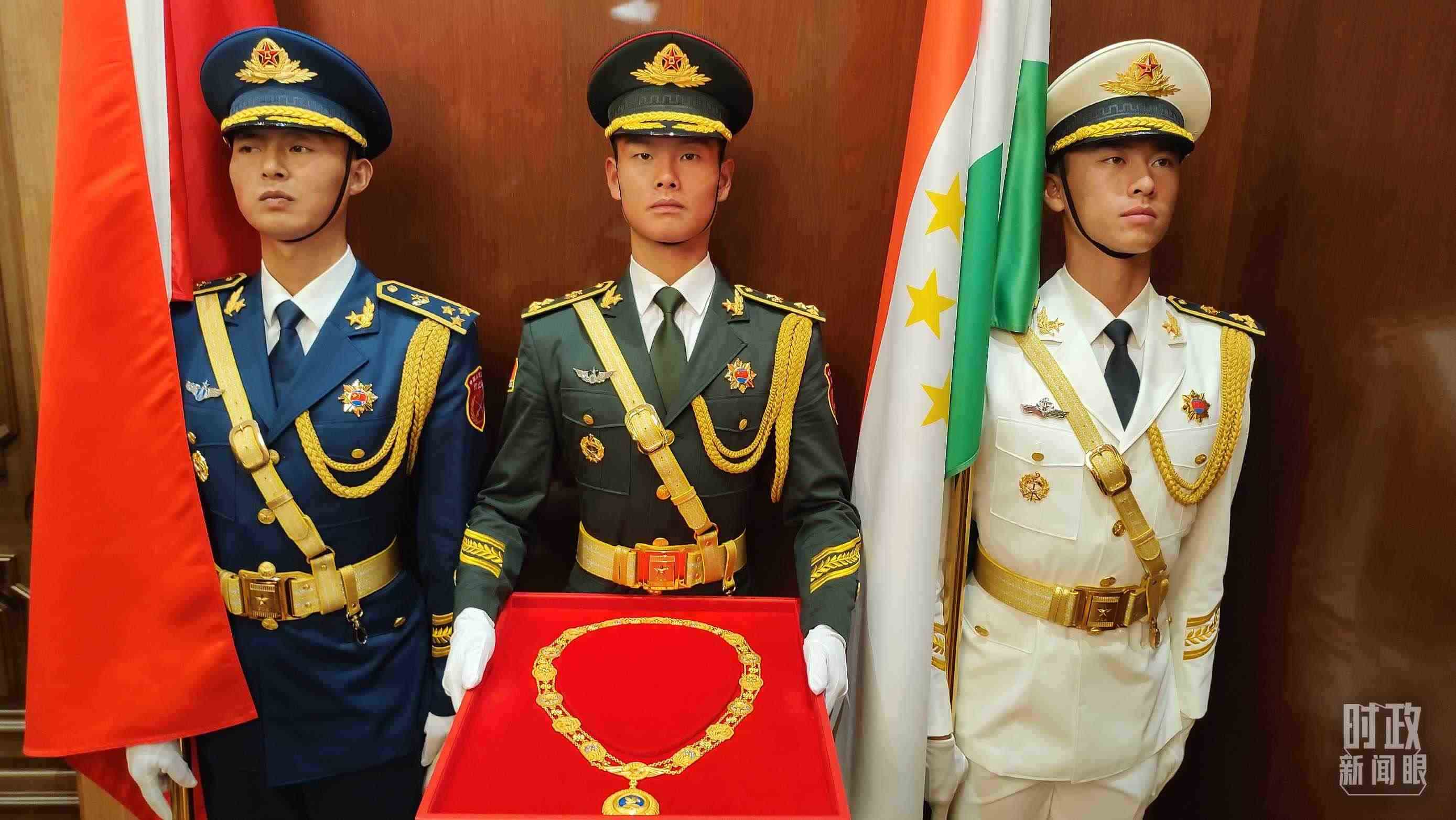 △中方儀仗兵護(hù)送“友誼勛章”入場(chǎng)。（總臺(tái)央視記者薛冠南拍攝）