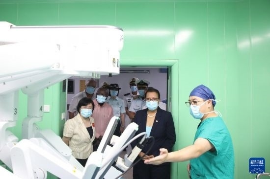 7月5日，塞舌爾衛(wèi)生部長維多在中國海軍“和平方舟”號醫(yī)院船上參觀。新華社發(fā)（劉志磊 攝）