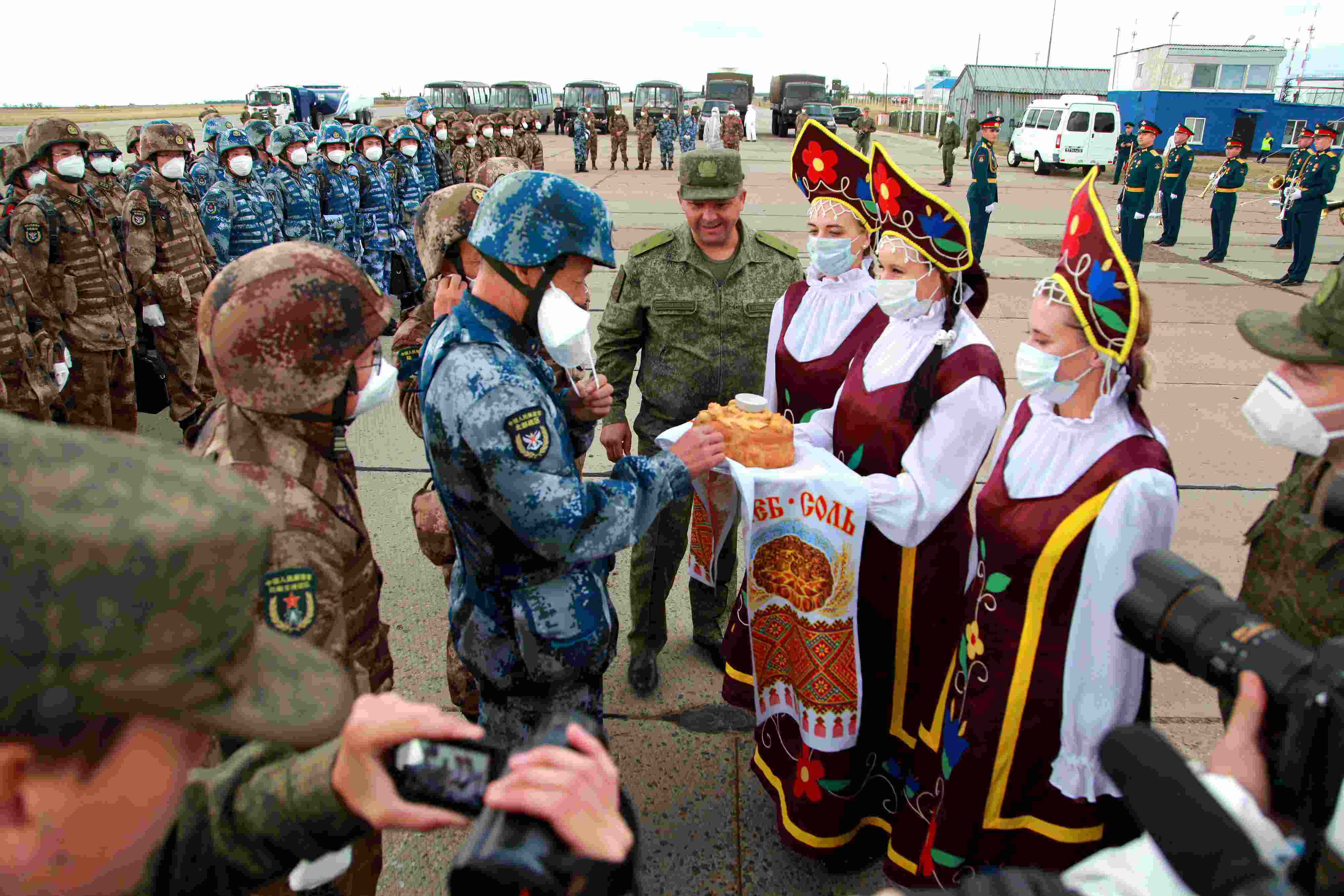 當?shù)貢r間2021年9月10日，跨境參加“和平使命-2021”上海合作組織成員國聯(lián)合反恐軍演的中方部隊導演部抵達俄羅斯奧倫堡“東古茲”靶場演習地域。圖為俄方人員為中方人員舉行歡迎儀式。