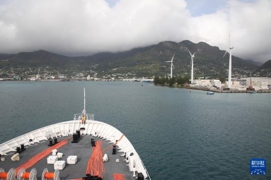 7月5日，中國海軍“和平方舟”號醫(yī)院船抵達(dá)塞舌爾維多利亞新港碼頭。新華社發(fā)（劉志磊 攝）