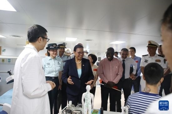 7月5日，塞舌爾衛(wèi)生部長維多在中國海軍“和平方舟”號醫(yī)院船上參觀中醫(yī)診室。新華社發(fā)（劉志磊 攝）