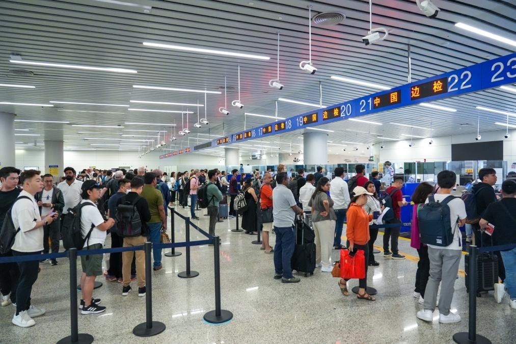 7月4日，白云邊檢站旅客通關(guān)現(xiàn)場。（白云邊檢站供圖）