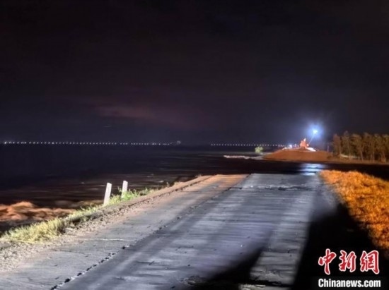  7月6日凌晨，湖南岳陽華容縣團(tuán)洲垸洞庭湖一線堤防決口現(xiàn)場。中新社記者 白祖偕 攝