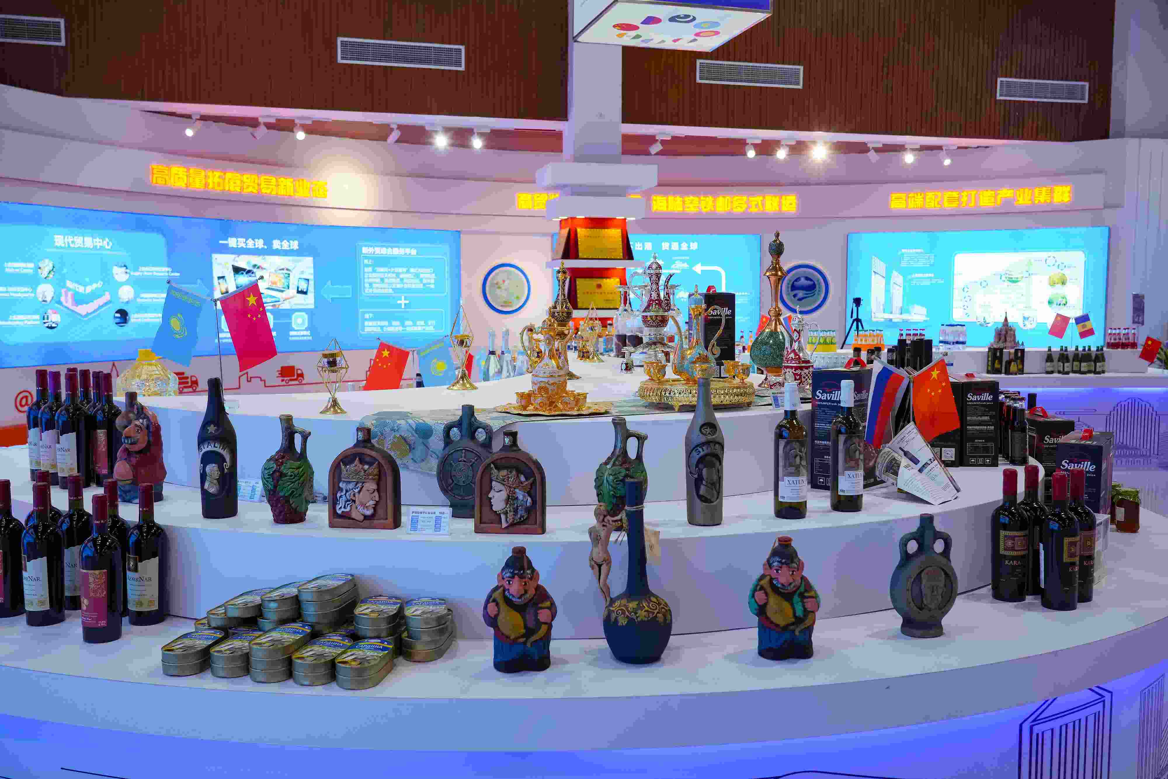 2022年10月19日，青島，上合示范區(qū)展出的上合組織國家特色商品。
