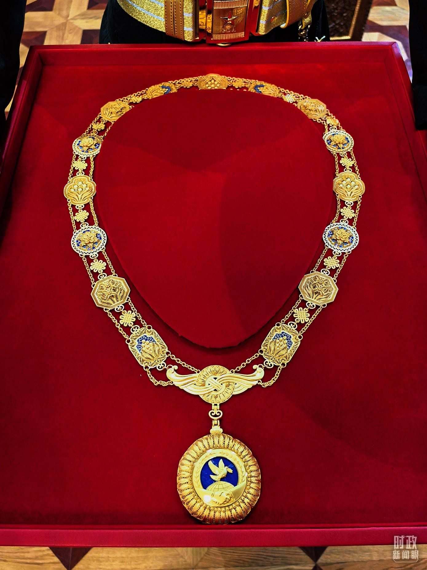 △中華人民共和國(guó)“友誼勛章”。（總臺(tái)央視記者范學(xué)禹拍攝）