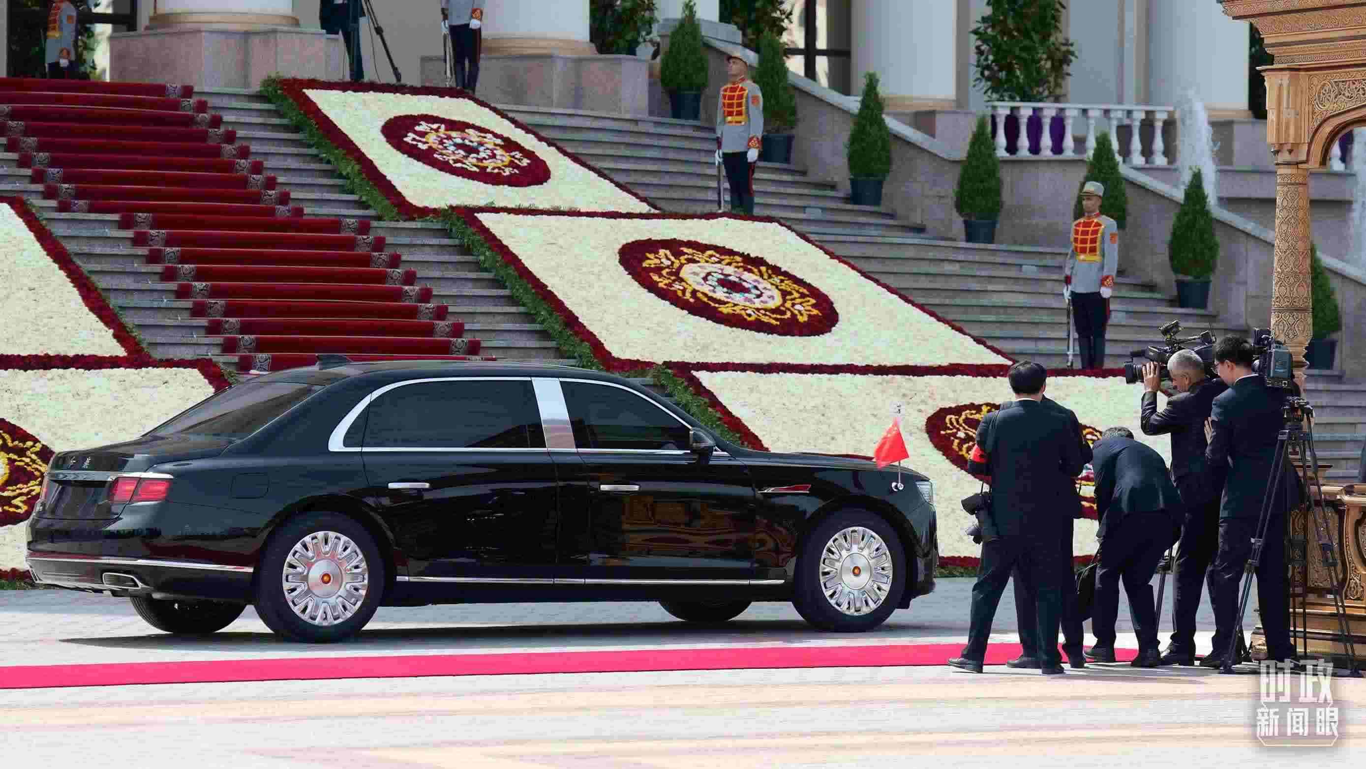 △習(xí)主席乘坐的紅旗車(chē)抵達(dá)塔總統(tǒng)府。（總臺(tái)記者李晉拍攝）