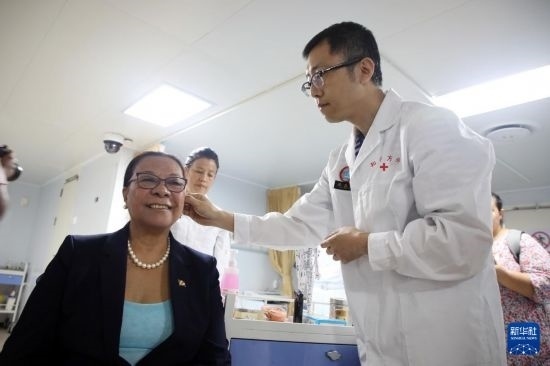 7月5日，塞舌爾衛(wèi)生部長維多在中國海軍“和平方舟”號醫(yī)院船上體驗中醫(yī)。新華社發(fā)（劉志磊 攝）