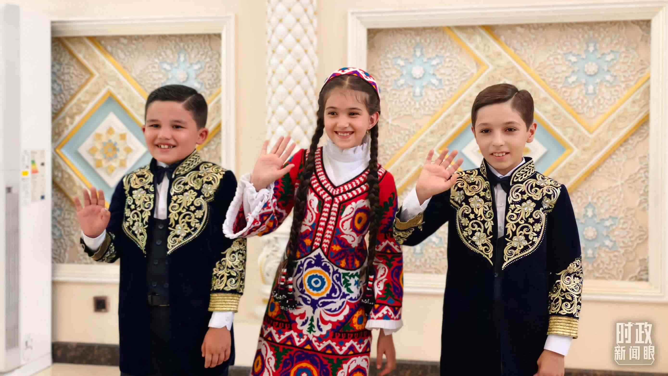 △在機(jī)場(chǎng)迎接習(xí)主席的塔吉克斯坦少年。（總臺(tái)央視記者韓銳拍攝）