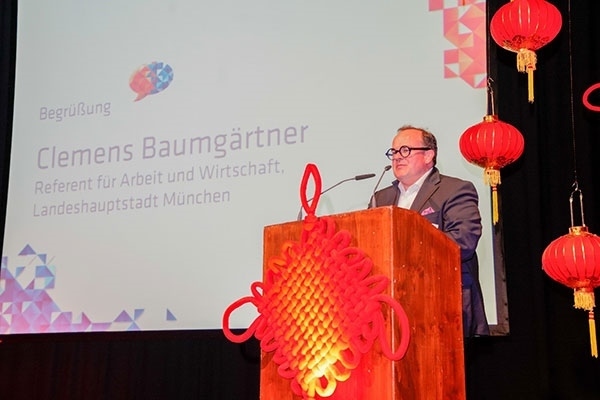 圖為鮑姆蓋特納在致辭。（駐慕尼黑總領館提供）