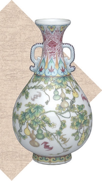 清代瓷胎畫琺瑯福壽連綿雙耳瓶。臺(tái)北故宮博物院藏