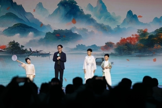 酈波與小朋友們對(duì)詩(shī)。