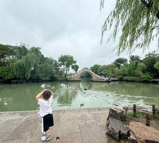 一位小朋友在二十四橋旁拍照。人民網(wǎng)記者 金慧慧攝