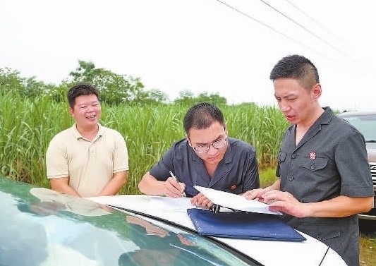 圖③：清塘后，執(zhí)行干警與某農(nóng)場負(fù)責(zé)人確認(rèn)魚塘交付情況。