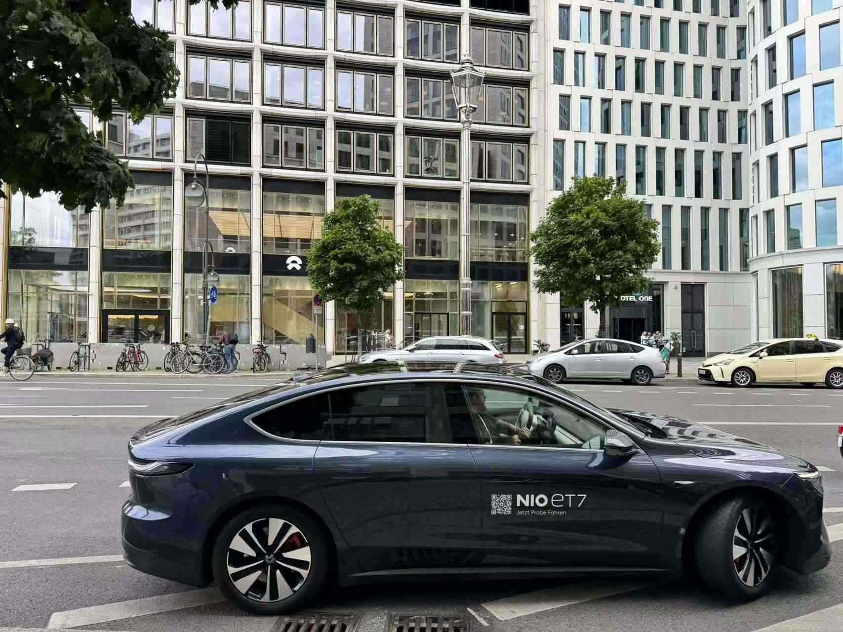 消費(fèi)者在蔚來柏林智能駕駛中心前試駕電動(dòng)汽車。 人民網(wǎng)記者 李強(qiáng)攝