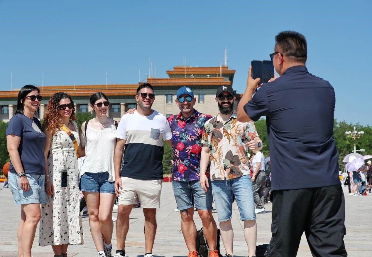 入境游持續(xù)升溫，眾多外國(guó)游客游覽天安門廣場(chǎng)。（圖片來源：視覺中國(guó)）