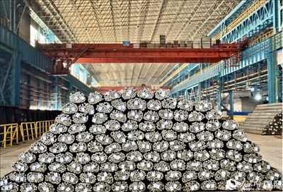 廠房內(nèi)待運(yùn)輸?shù)耐ㄤ摦a(chǎn)品。人民網(wǎng) 謝瑩攝