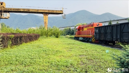 通鋼產(chǎn)品通過鐵路運(yùn)輸出場。人民網(wǎng) 謝瑩攝