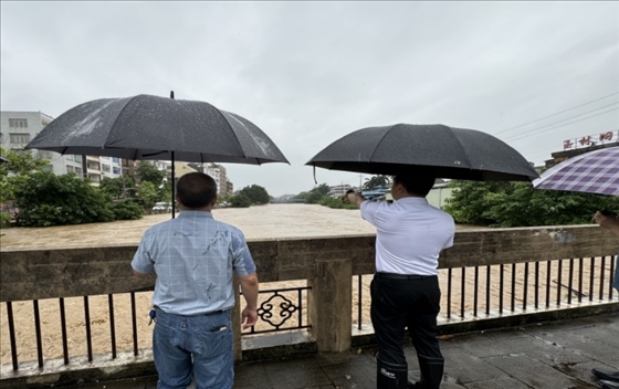 工作組在防汛一線開展工作。受訪者供圖