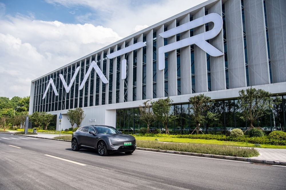 一輛新能源汽車(chē)在重慶市江北區(qū)行駛（2023年7月20日攝）。新華社記者 唐奕 攝