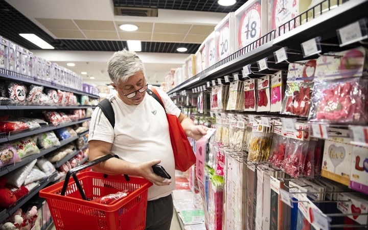 2024年4月29日，在匈牙利布達(dá)佩斯，一名男子在中歐商貿(mào)物流合作園區(qū)的中國(guó)商品交易展示中心內(nèi)購(gòu)物。中歐商貿(mào)物流合作園區(qū)是中國(guó)在歐洲地區(qū)建設(shè)的首個(gè)商貿(mào)物流型境外經(jīng)貿(mào)合作區(qū)，也是集商貿(mào)展示與交易、物流運(yùn)輸與倉(cāng)儲(chǔ)、產(chǎn)業(yè)投資與合作功能于一體的中歐企業(yè)雙向互動(dòng)平臺(tái)。新華社記者 張帆 攝