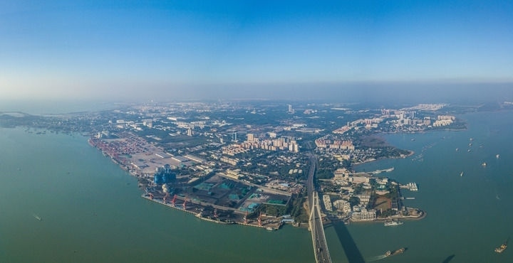 海南自貿(mào)港重點(diǎn)園區(qū)——洋浦經(jīng)濟(jì)開(kāi)發(fā)區(qū)（2023年12月31日攝，無(wú)人機(jī)全景照片）。新華社記者 蒲曉旭 攝