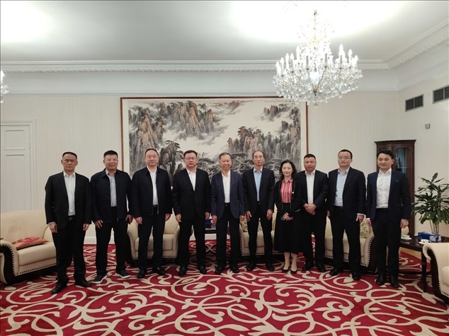 中國駐瑞典大使崔愛民（左五）會見中國中鐵股份有限公司總裁陳文健一行并合影。中國駐瑞典大使館供圖