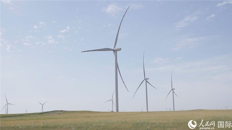 阿克莫拉州風(fēng)電項(xiàng)目群風(fēng)機(jī)。 人民網(wǎng)記者 葛泰佚攝