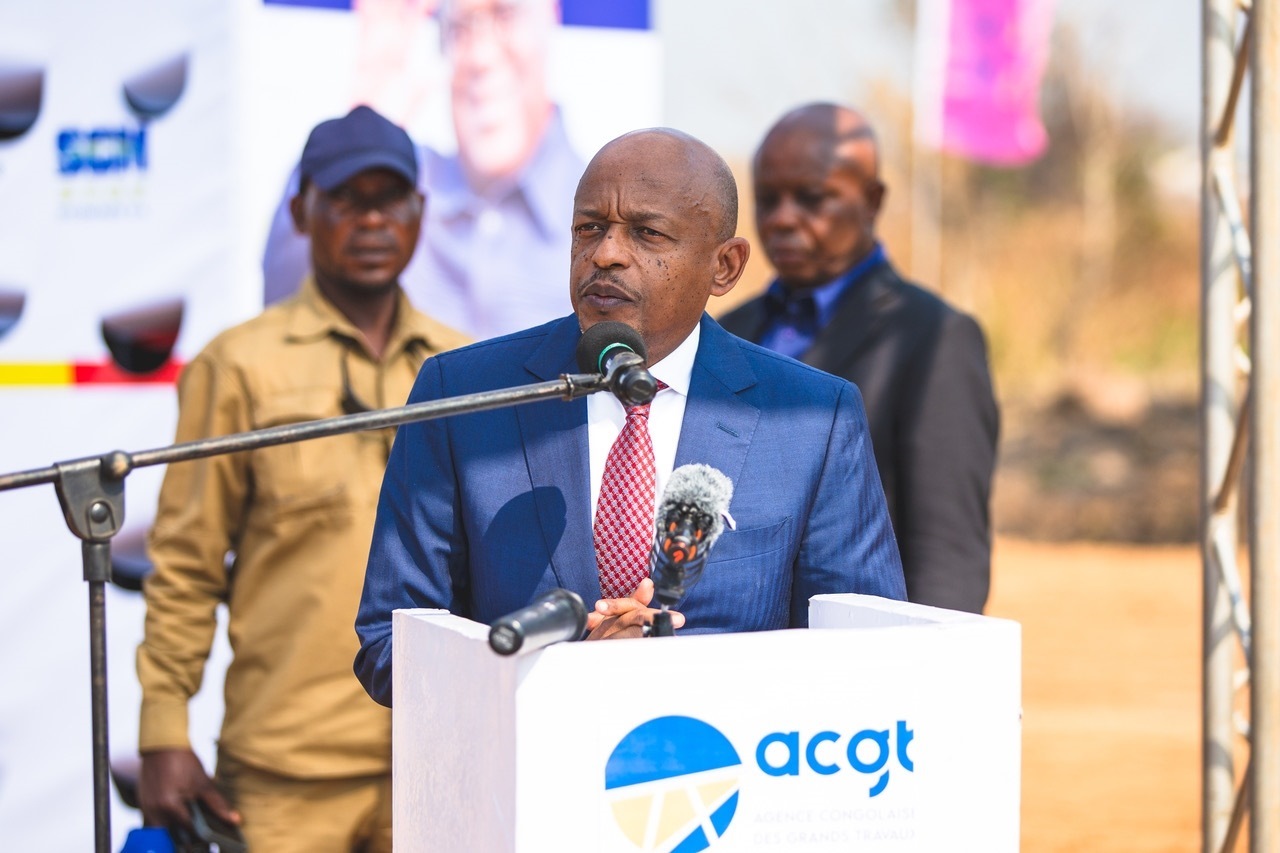 剛果（金）國(guó)務(wù)部長(zhǎng)兼基礎(chǔ)設(shè)施和公共工程部長(zhǎng)穆武尼在開(kāi)工儀式上致辭。中鐵資源集團(tuán)供圖