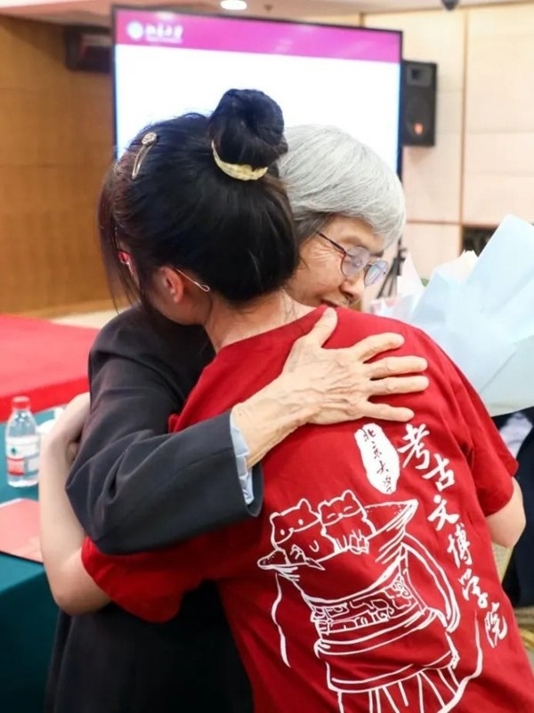 2023年，在校友向母校捐贈儀式上，鐘芳蓉與樊錦詩擁抱。校方供圖