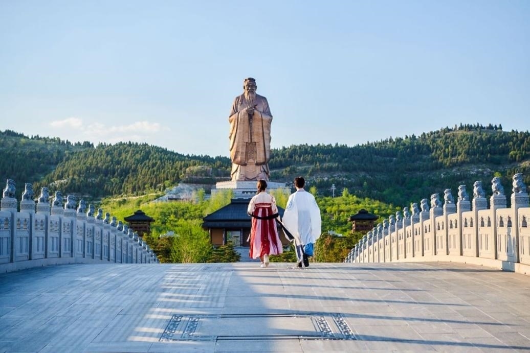 游客漫步尼山圣境領(lǐng)略古脈綿長。人民網(wǎng) 喬姝攝