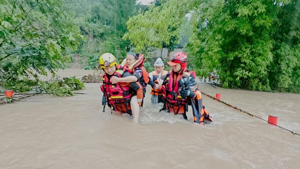 在忠縣，救援人員正在轉(zhuǎn)移受災(zāi)群眾。新華社發(fā)