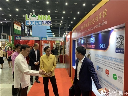 7月9日，中國(guó)駐清邁總領(lǐng)事陳海平與清邁副府尹威拉蓬等共同參觀以“暢游中國(guó)、支付無(wú)憂”為主題的中國(guó)展位。人民網(wǎng)記者章念生攝