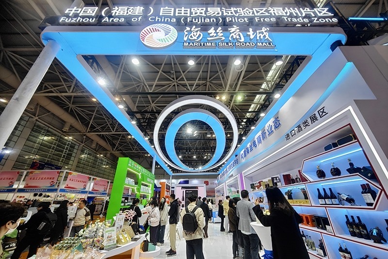 2024年3月18日，第四屆中國跨境電商交易會在福建福州開幕。展會聚焦“鏈接跨境全流域 共建電商新生態(tài)”，集聚全國80余個外貿(mào)產(chǎn)業(yè)帶的上千家供應鏈企業(yè)。