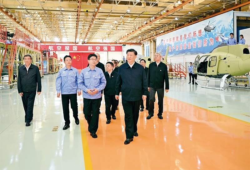 2023年10月10日至13日，中共中央總書記、國家主席、中央軍委主席習(xí)近平在江西考察。這是11日上午，習(xí)近平在景德鎮(zhèn)市昌河飛機(jī)工業(yè)（集團(tuán)）有限公司考察。 新華社記者 燕雁/攝