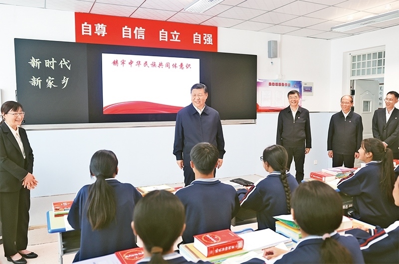 2024年6月18日至19日，中共中央總書記、國家主席、中央軍委主席習(xí)近平在青?？疾?。這是18日下午，習(xí)近平在果洛西寧民族中學(xué)高一（1）班觀摩“新時(shí)代、新家鄉(xiāng)”主題思政課。 新華社記者 鞠鵬/攝