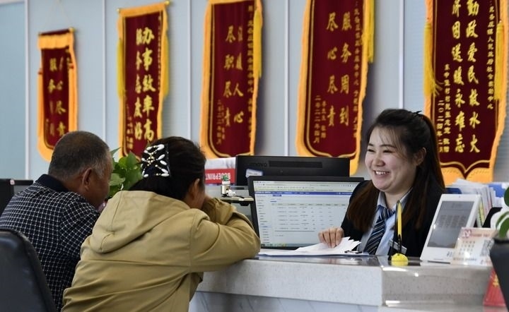 2024年3月25日，北京市大興區(qū)龐各莊鎮(zhèn)政務(wù)服務(wù)中心的工作人員耐心為群眾解答問(wèn)題。大興區(qū)龐各莊鎮(zhèn)政務(wù)服務(wù)中心用“最多跑一次”的工作理念為企業(yè)和群眾提供了便利化、精準(zhǔn)化、個(gè)性化的衍生服務(wù)。新華社記者 李欣 攝