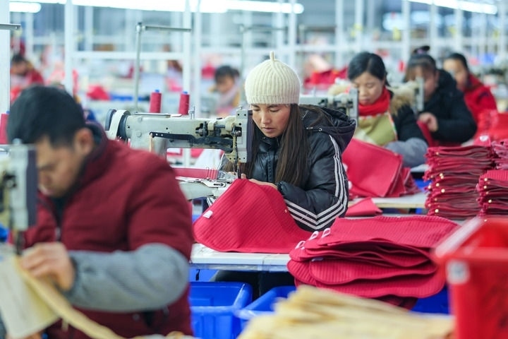 2024年1月18日，社區(qū)居民在紅安社區(qū)的鄉(xiāng)村振興就業(yè)車間工作。紅安社區(qū)是由易地搬遷安置區(qū)單獨(dú)成立的新社區(qū)，位于湖南省湘西土家族苗族自治州鳳凰縣禾庫(kù)鎮(zhèn)。新華社記者 張鋮 攝