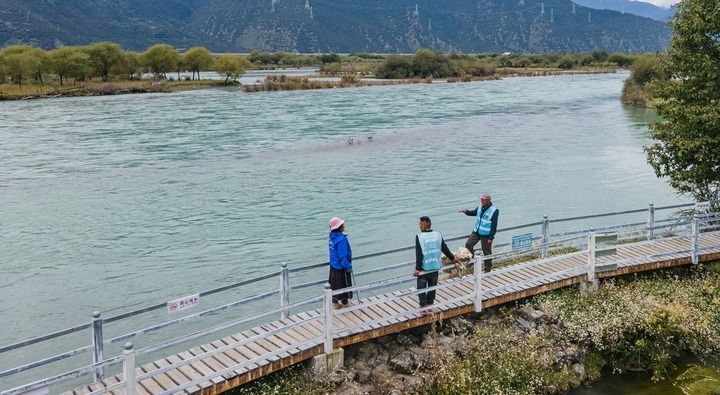 西藏雅尼國(guó)家濕地公園管護(hù)員在巡護(hù)途中小憩（無(wú)人機(jī)照片，2023年9月8日攝）。新華社記者 丁增尼達(dá) 攝