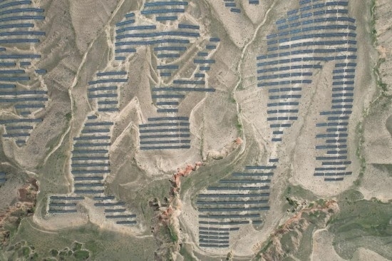 通渭縣10萬千瓦集中式光伏發(fā)電項目。新華社記者 張睿 攝